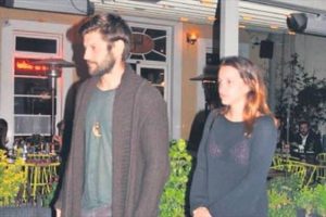 Annesinin mekanında baş başa yemek yediler...