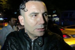 &Uuml;nl&uuml; şarkıcı'nın i&ccedil;inde bulunduğu ara&ccedil; kaza yaptı!