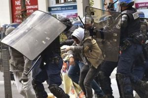 Fransa'da 200 noktada binlerce kişi sokağa d&ouml;k&uuml;ld&uuml;