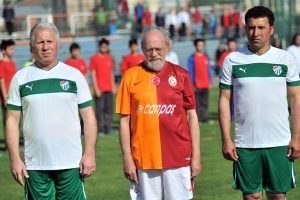 Ter&ouml;re ve uyuşturucuya karşı m&uuml;cadele i&ccedil;in eski futbolcular dostluk ma&ccedil;ı yaptı