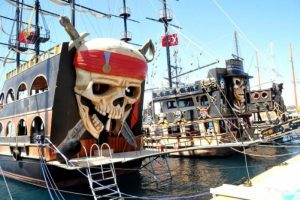 Bodrum'da 'korsan gemi' g&ouml;r&uuml;n&uuml;ml&uuml; tur tekneleri