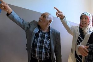 Mahalleli hırsızlık &ccedil;etesini binaya kilitledi