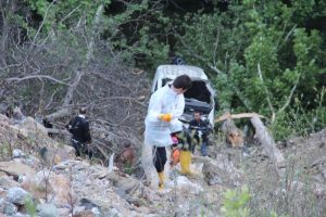 Bursa'da otomobil 50 metrelik u&ccedil;uruma yuvarlandı! 1 &ouml;l&uuml;