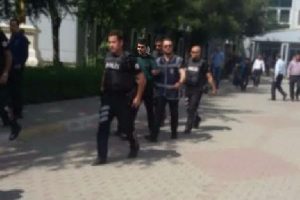 Kara &ccedil;arşaf giyip silahlı soyguna kalkışan iki erkek yakalandı