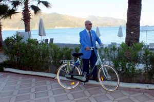 Marmaris'in bisikletli m&uuml;d&uuml;r&uuml;
