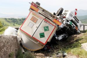 Yalova'da azot y&uuml;kl&uuml; tanker devrildi