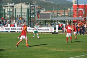 Efsane futbolcular ter&ouml;r ve madde bağımlılığına tepki i&ccedil;in sahada