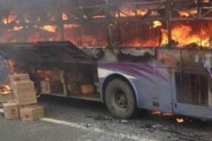&Ccedil;in'de otob&uuml;s ateşe verildi: 8 &ouml;l&uuml;, 5 yaralı