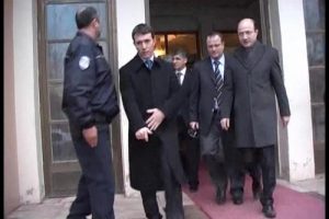 'O M&uuml;d&uuml;r' hakkında yakalama kararı &ccedil;ıkarıldı