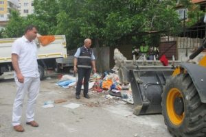 Belediye ekipleri şokta! Evden 28 kamyon &ccedil;&ouml;p &ccedil;ıktı