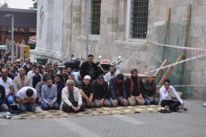 Bursa Ulu Cami'ye cuma namazında vatandaşlar akın etti
