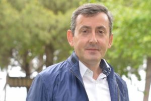 Ak Parti Bursa Milletvekili: Zarar verirler d&uuml;ş&uuml;ncesi ile masanın &uuml;zerinden atladım