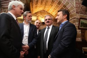 Bursa Valisi, cuma namazı sonrası esnafı ziyaret etti