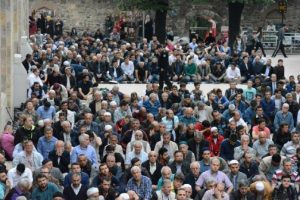Bursa'da Ulucami cuma namazında doldu, taştı