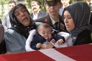 5 aylık ikizler şehit babalarını uğurladı