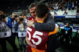 Hamza Hamzaoğlu eski &ouml;ğrencileriyle ma&ccedil; &ouml;ncesi hasret giderdi