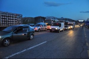 Bitlis'te yol kenarındaki kablo polisi alarma ge&ccedil;irdi