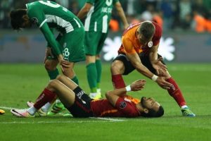 Podolski ile Yasin &Ouml;ztekin ma&ccedil;ta yaşanan bir pozisyon sonrası tartıştı