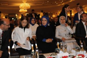 Emine Erdoğan ve Sare Davutoğlu 175 bin TL bağışta bulundular