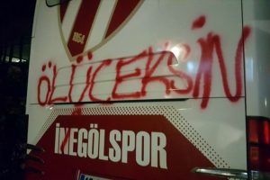 Bursa temsilcisi İneg&ouml;lspor otob&uuml;s&uuml;ne taşlı saldırı yapıldı
