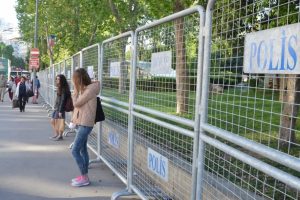 Taksim Meydanı'nda bariyerli &ouml;nlem