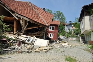 Heyelan mahalleyi savaş alanına &ccedil;evirdi