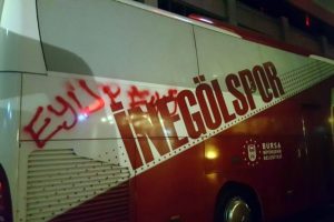 İneg&ouml;lspor'un otob&uuml;s&uuml;ne İstanbul'da taşlı saldırı ger&ccedil;ekleştirildi