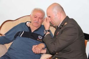 Şehit ailesinin g&ouml;zyaşlarını binbaşı sildi