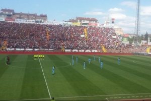 Trabzonsporlu futbolcular, hakemlere ve rakiplerine arkalarını d&ouml;nd&uuml;ler
