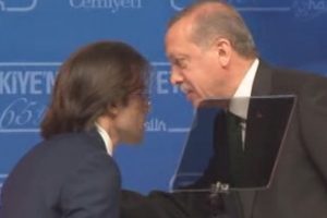 Cumhurbaşkanı Erdoğan'dan sunucuya uyarı