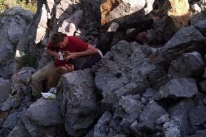 Manzara seyrederken kayalıklardan d&uuml;şt&uuml;!