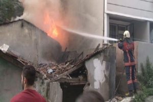 İstanbul'da metruk bina alev alev yandı