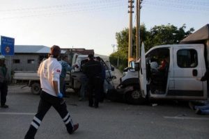 Bursa'da kamyonetler kafa kafaya &ccedil;arpıştı: 1'i ağır, 6 yaralı