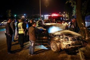 Bursa'da kaza yapan s&uuml;r&uuml;c&uuml; kurtarılmayı bekledi