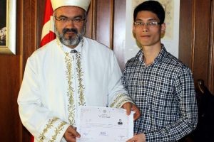 Vietnamlı ateist gen&ccedil; Bursa'da M&uuml;sl&uuml;man oldu