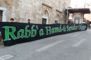 Bursalılar ter&ouml;re inat Ulucami'ye akın etti