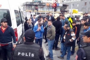 G&ouml;zaltına alınmayı beklerken selfie &ccedil;ektiler
