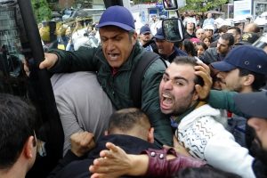 Taksim'e y&uuml;r&uuml;mek isteyen gruba g&ouml;zaltı