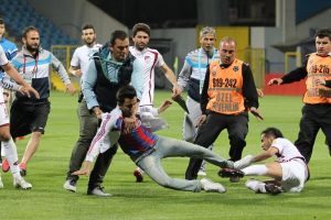 Kendisine tekme atan futbolcudan şikayet&ccedil;i oldu