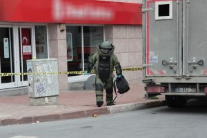 Ş&uuml;pheli &ccedil;antadan havai fişek &ccedil;ıktı