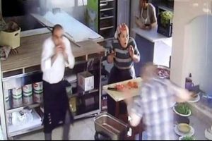 Gaziantep'te meydana gelen patlama lokantanın g&uuml;venlik kamerasına yansıdı