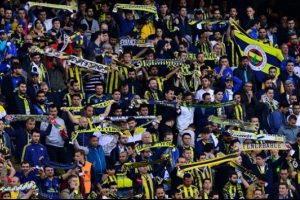 Kadık&ouml;y'de trib&uuml;nlerde 'laiklik' sesleri