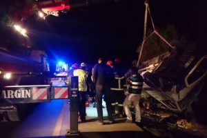 Feci kaza! Minib&uuml;s takla attı!
