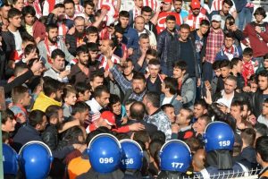 Sivas trib&uuml;nlerinde 'istifa' sesleri