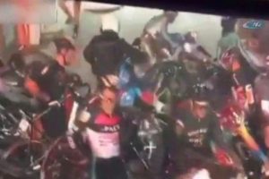 Kurye ortalığı karıştırdı! Onlarca bisikletli birbirine girdi