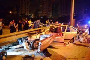 Otomobil, demir bariyerlere &ccedil;arptı: 1 &ouml;l&uuml;, 4 yaralı