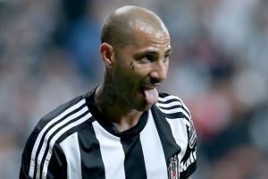 Record gazetesi, Quaresma'ya &ouml;vg&uuml; yağdırdı