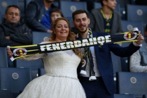 Fenerbah&ccedil;e ma&ccedil;ına gelinlik ve damatlıkla gelen &ccedil;ift dikkat &ccedil;ekti