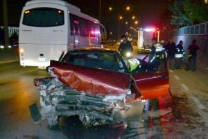 Duvara &ccedil;arpan otomobilin s&uuml;r&uuml;c&uuml;s&uuml; yaralandı