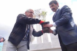 Kars'ta her mezarına başına bir &ccedil;am fidanı
